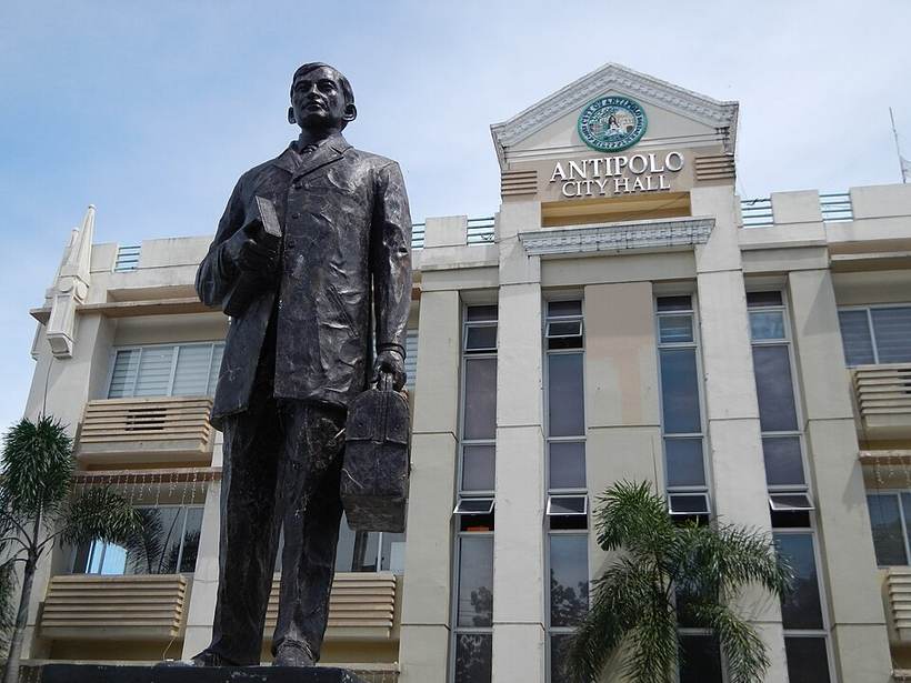 José Rizal statue in front of Antipolo City Hall - 1