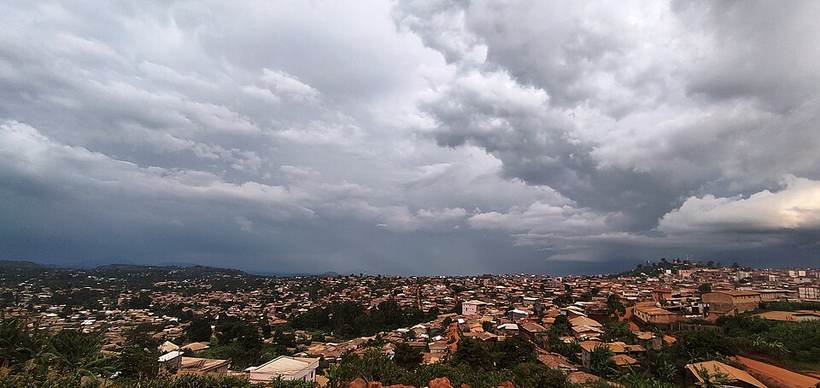 6. Vue aérienne de la ville de Bafoussam