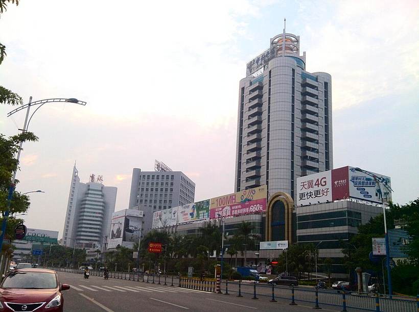 潮州市潮枫路和潮州大道交界处的三幢大楼
