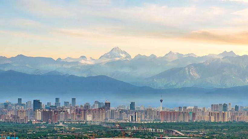 雪山下的成都市天际线 Chengdu skyline with snow capped mountains