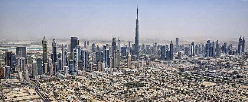 Dubai Skyline mit Burj Khalifa (cropped)