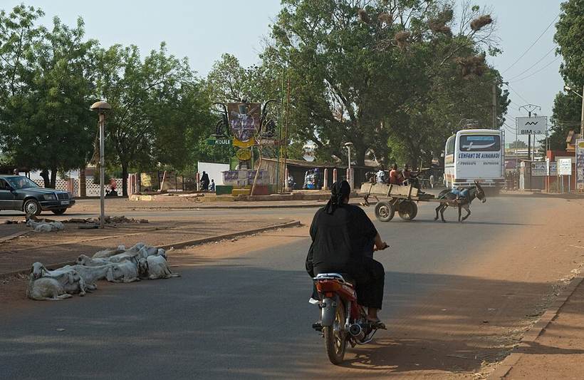 2014.04-416-330aS scenery(urban),sheep,traffic,motorbike,donkey cart,bus Koutiala(Sikasso Rgn),ML sun13apr2014-0831h