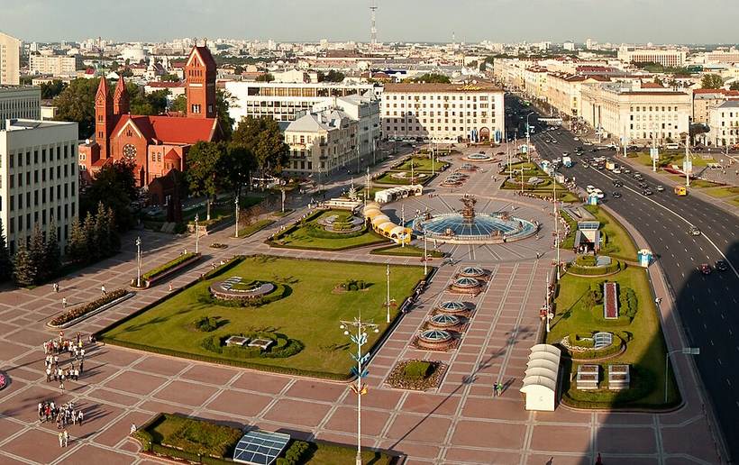 Мінск. Сквер па плошчы Незалежнасці