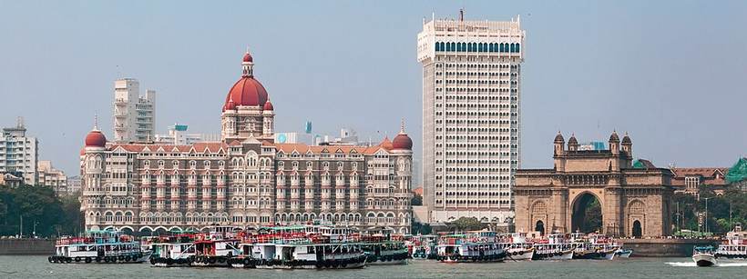 Panoramic view of Taj Palace Hotel and Taj Tower with the iconic Gateway of India in the background (cropped)