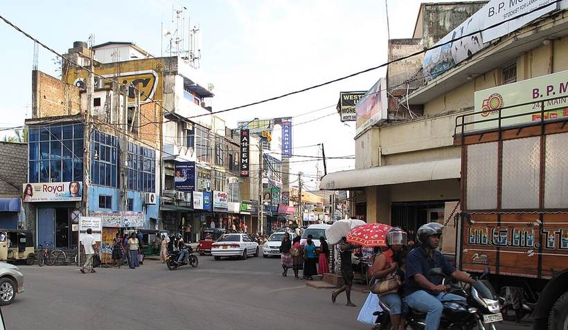 Negombo, street (004) (cropped)