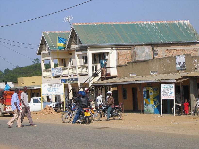 Rwanda Revenue Authority dans la rue principale de Nyagatare