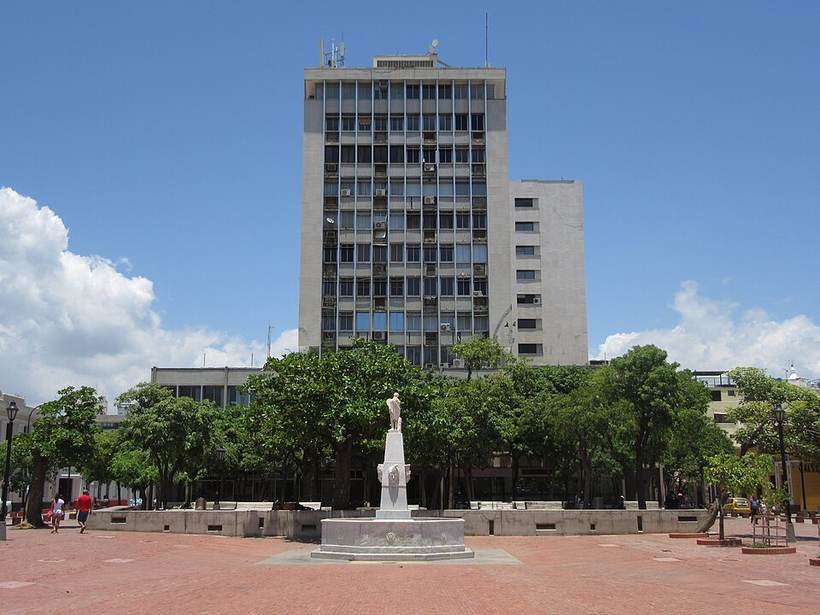 2018 Santa Marta (Colombia) - Edificio de los Bancos en el Parque Simón Bolívar