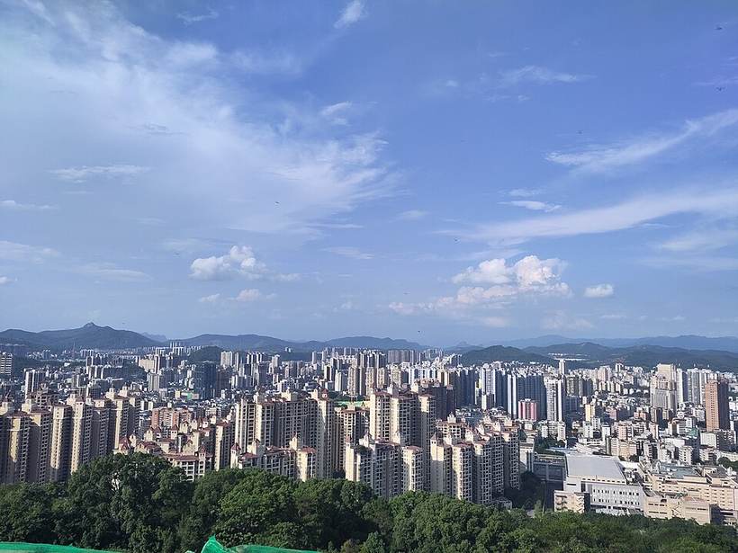 Skyline Shaoguan gesehen vom Furong Tempel am 26.05.23