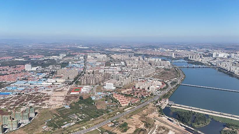 2024年秋季的沂水县沂河西岸中心城区俯瞰