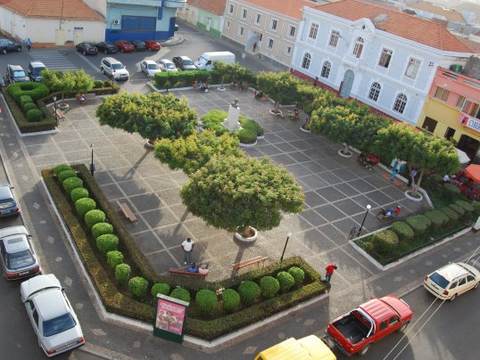 Praça Luís de Camões, Praia